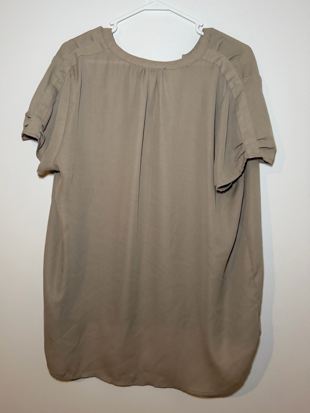 B Flawless Taupe Split Neck Short Sleeve Blouse Women’s Large - Picture 4 of 6